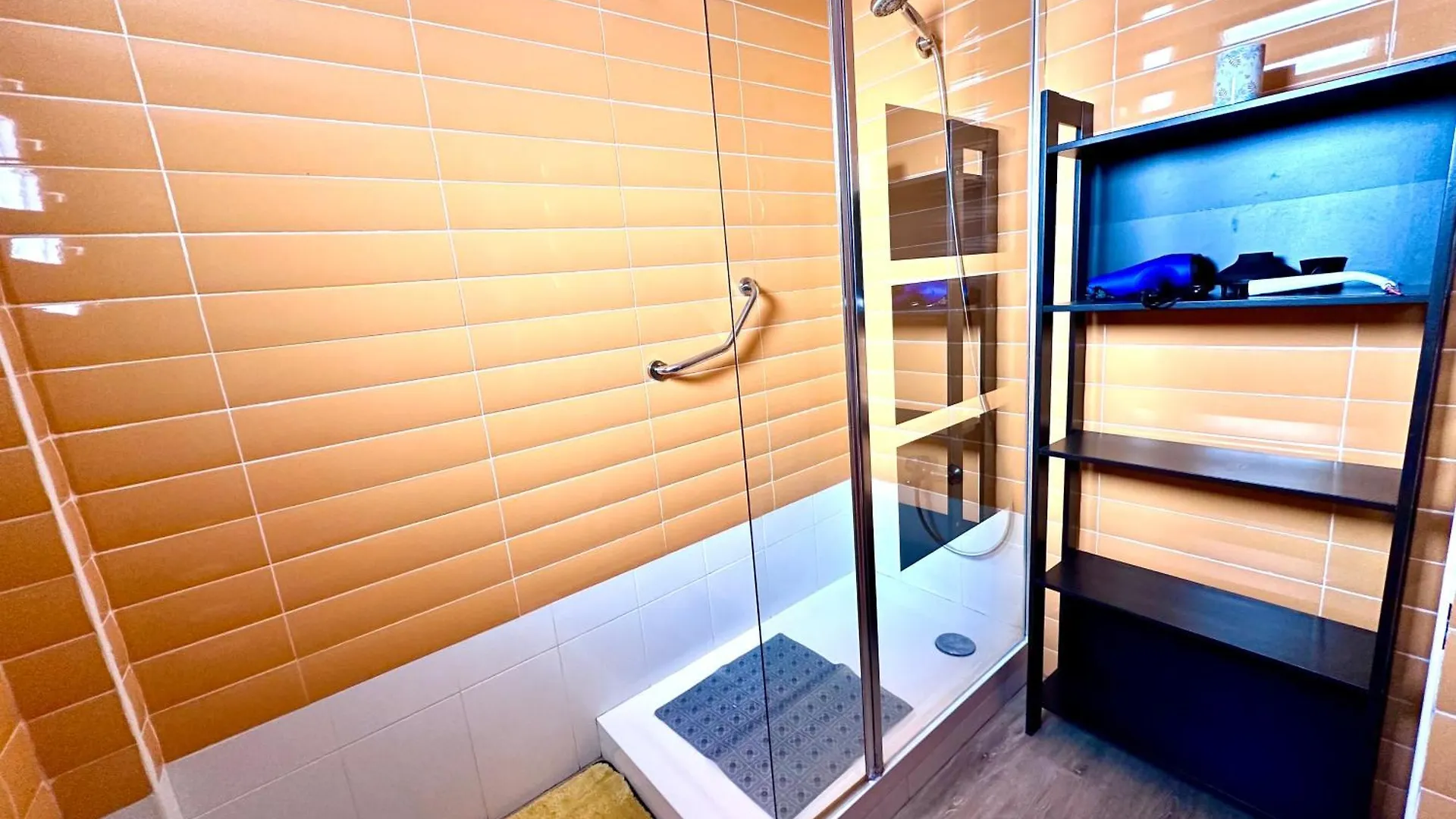 Exclusivo En Avenida Ortega Y Gasset Malaga Spain
